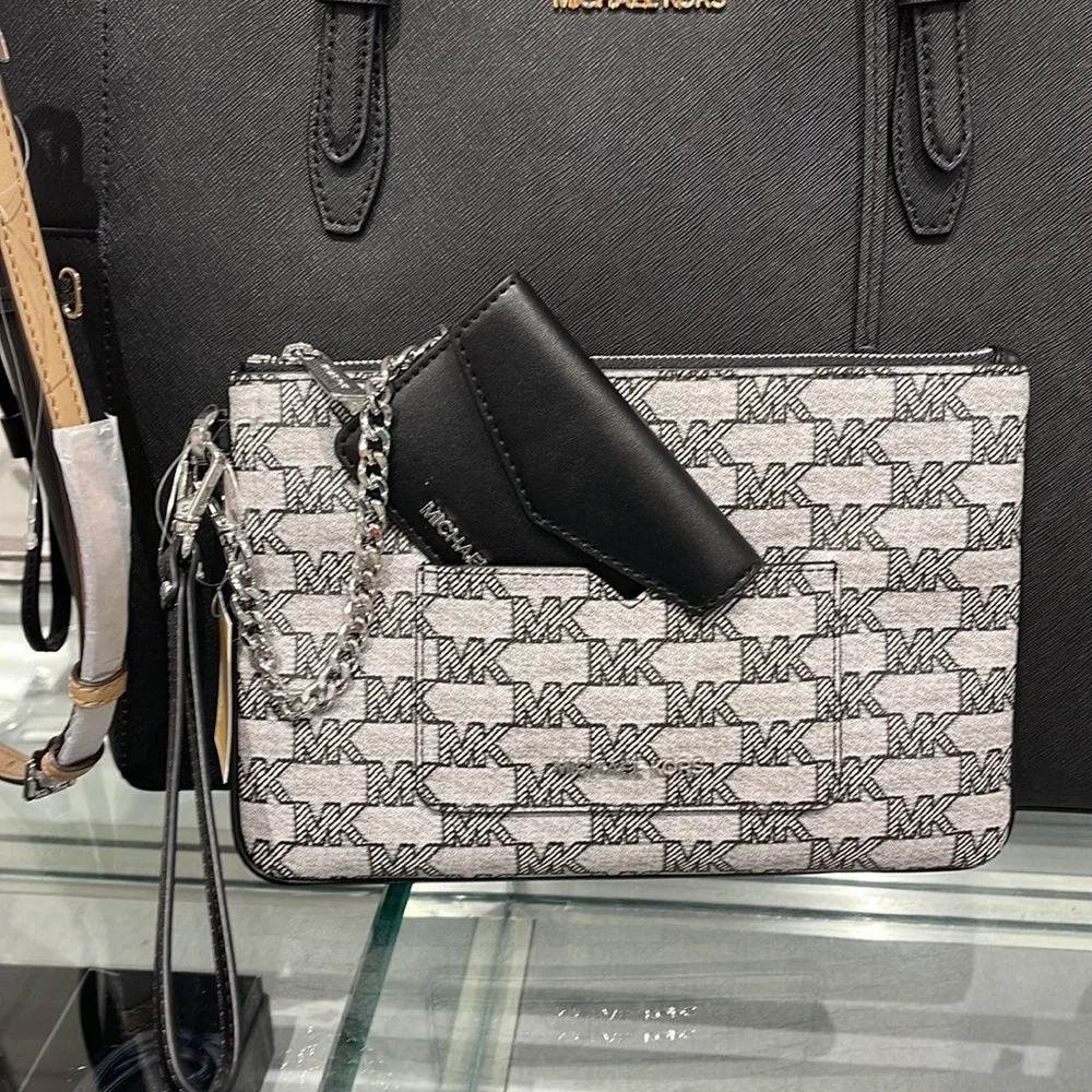 MICHAEL KORS JET SET ITEM LG 2 in 1 CARD CASE & WRISTLET
Black
NWT - Picture 8 of 16